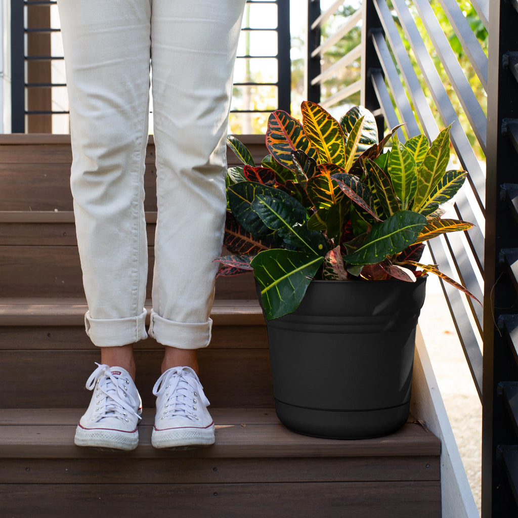 Black Resin Planter with Saucer I2488