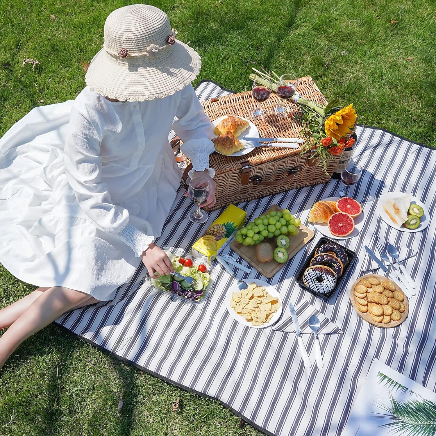 Wicker Picnic Basket Set with Insulated Cooler Bag and Cutlery Service Kit V663